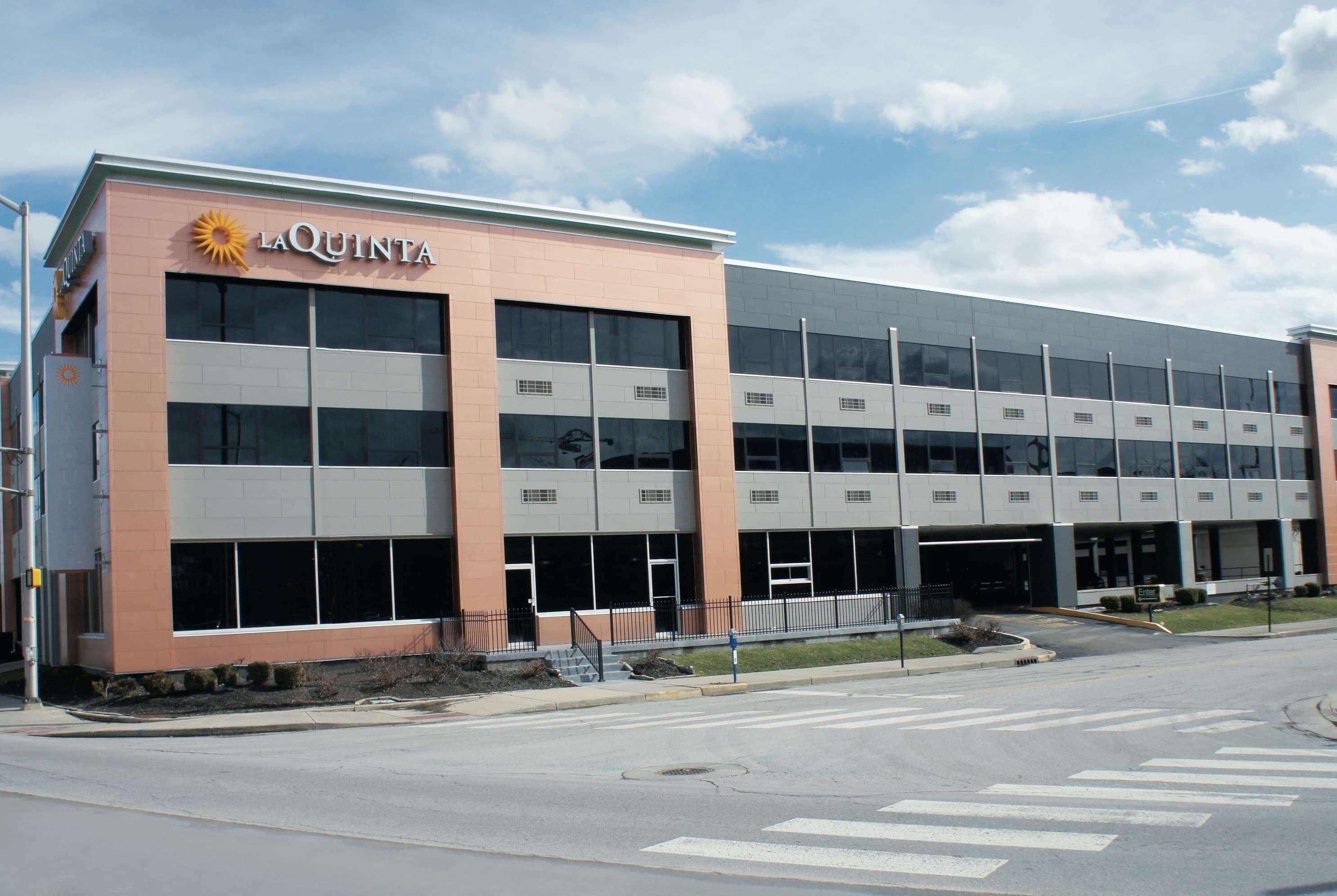 La Quinta Inn & Suites By Wyndham Indianapolis Downtown Exterior photo