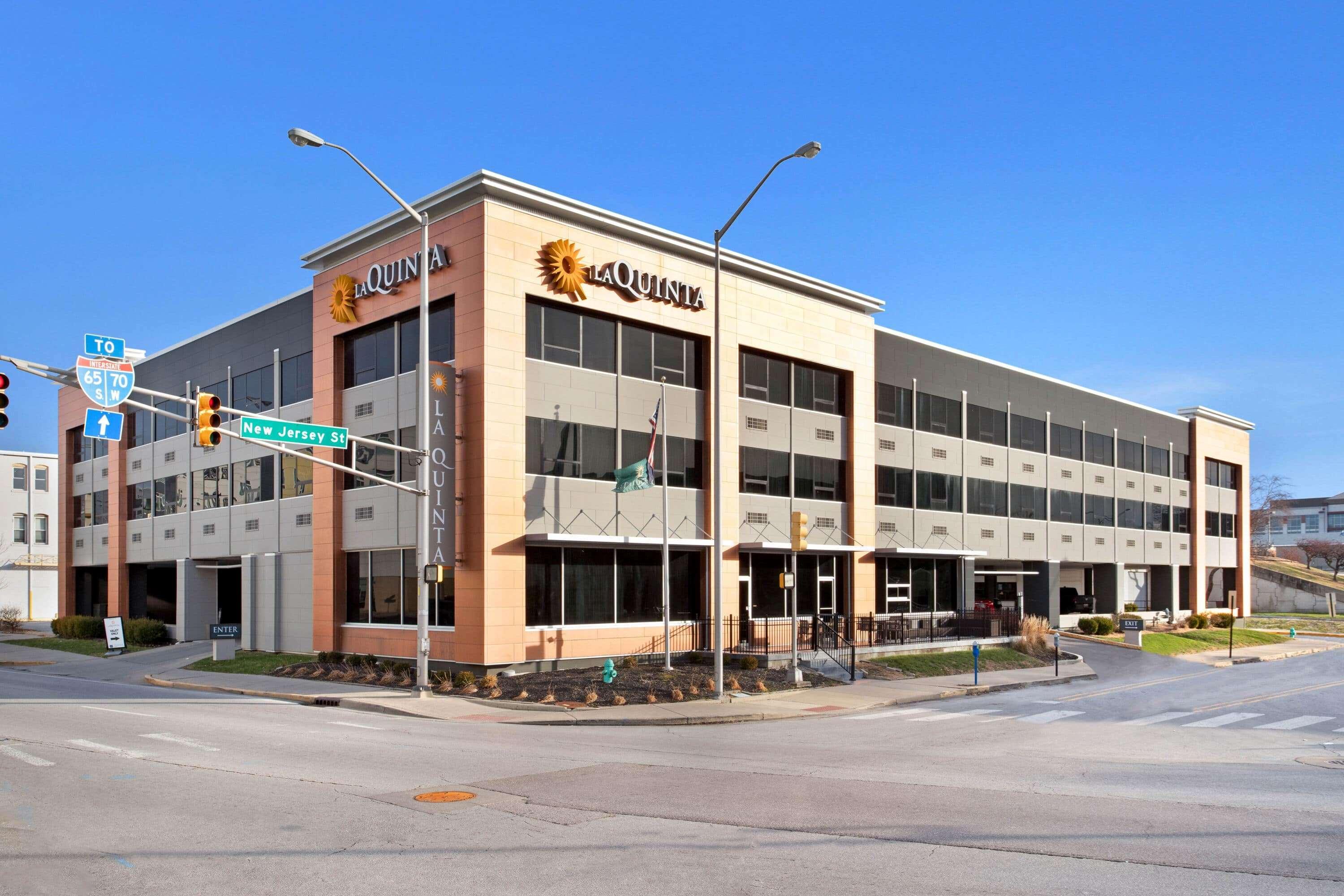 La Quinta Inn & Suites By Wyndham Indianapolis Downtown Exterior photo
