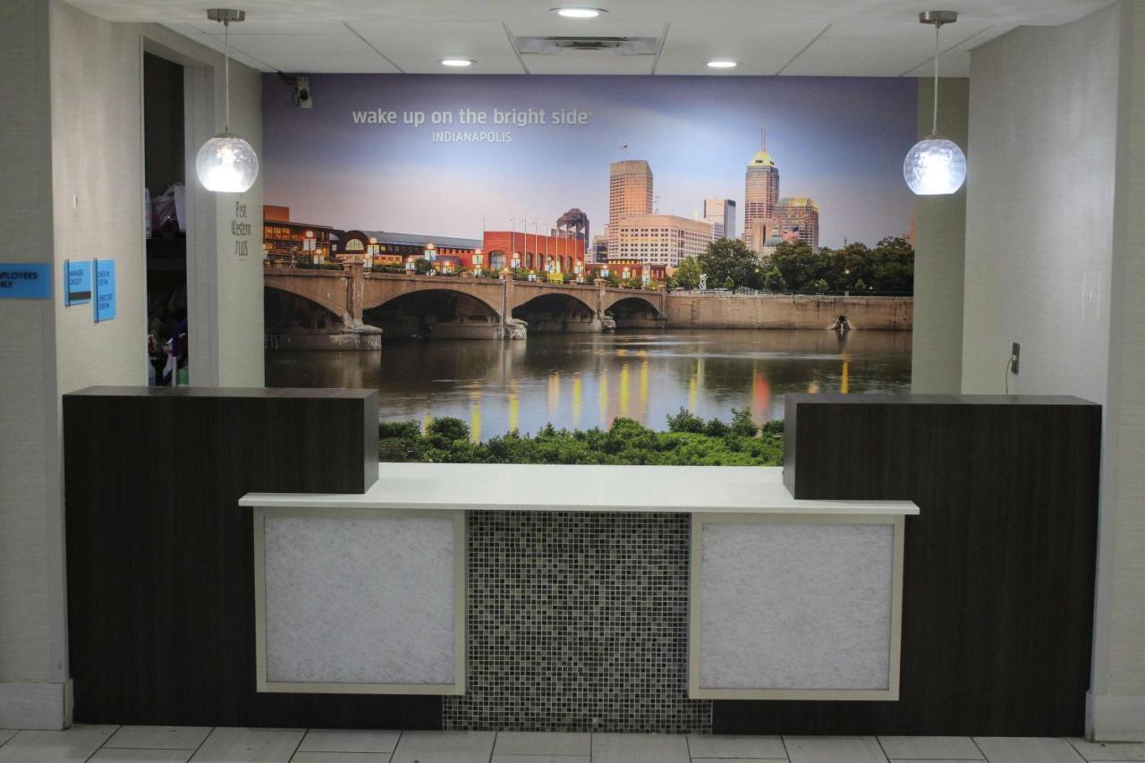 La Quinta Inn & Suites By Wyndham Indianapolis Downtown Exterior photo