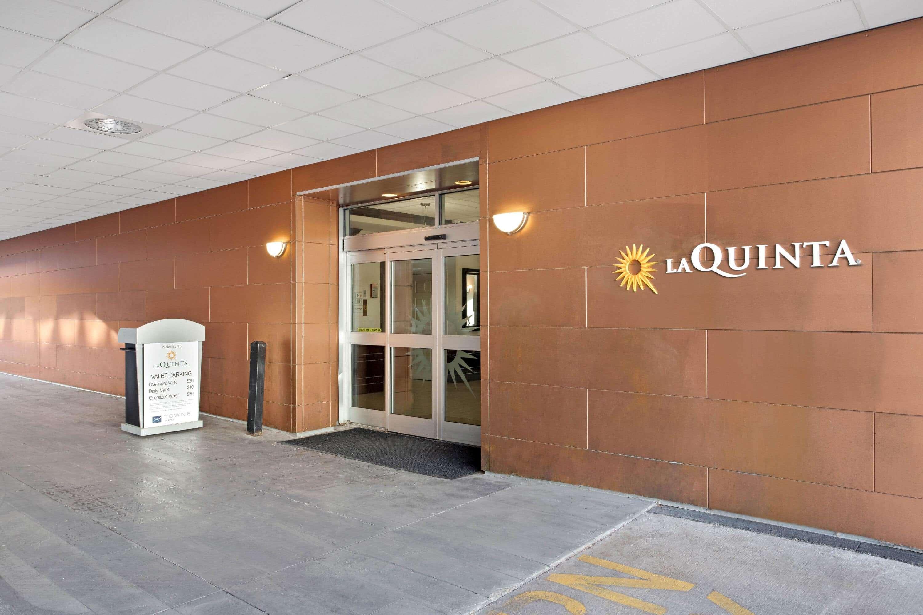 La Quinta Inn & Suites By Wyndham Indianapolis Downtown Exterior photo