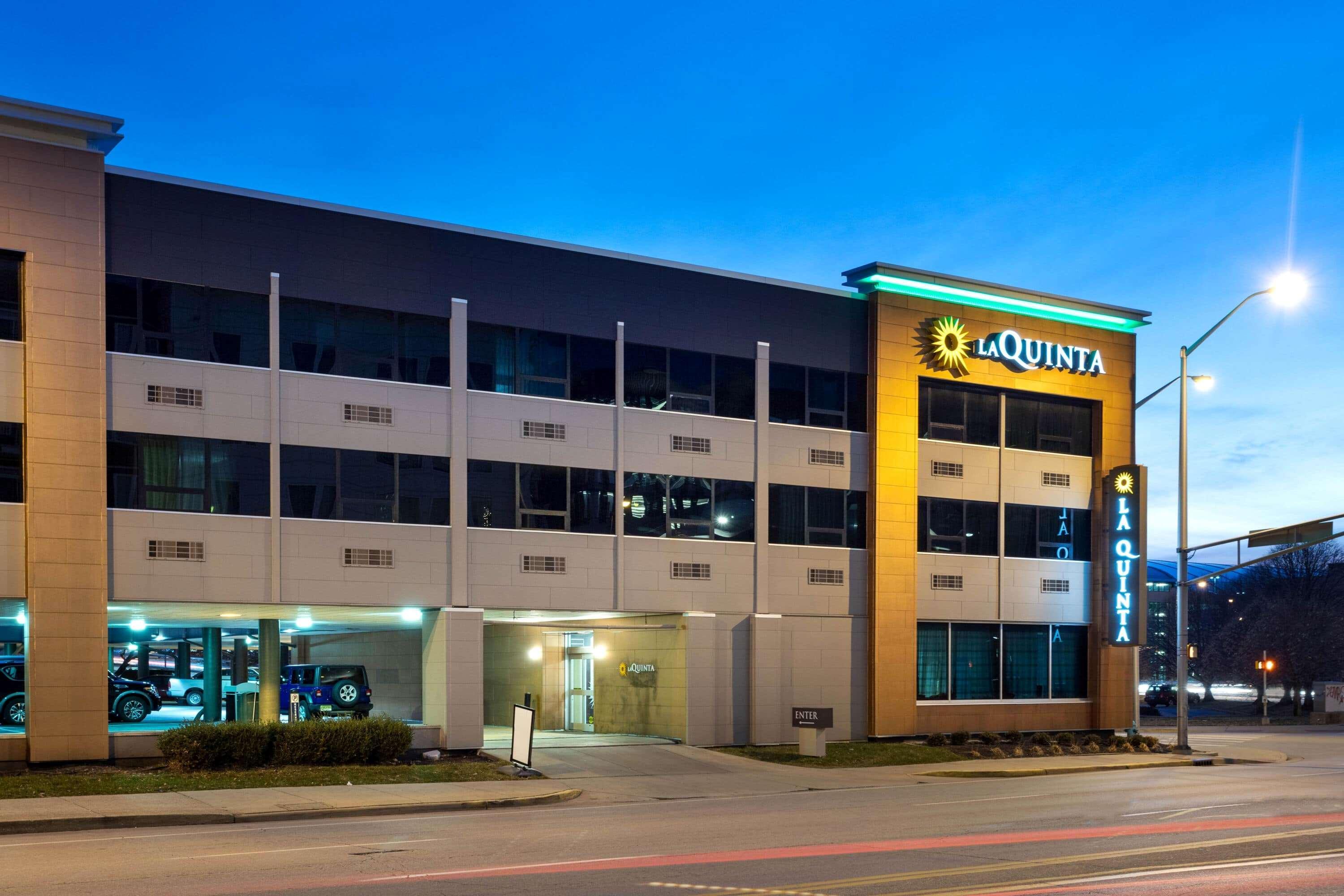 La Quinta Inn & Suites By Wyndham Indianapolis Downtown Exterior photo