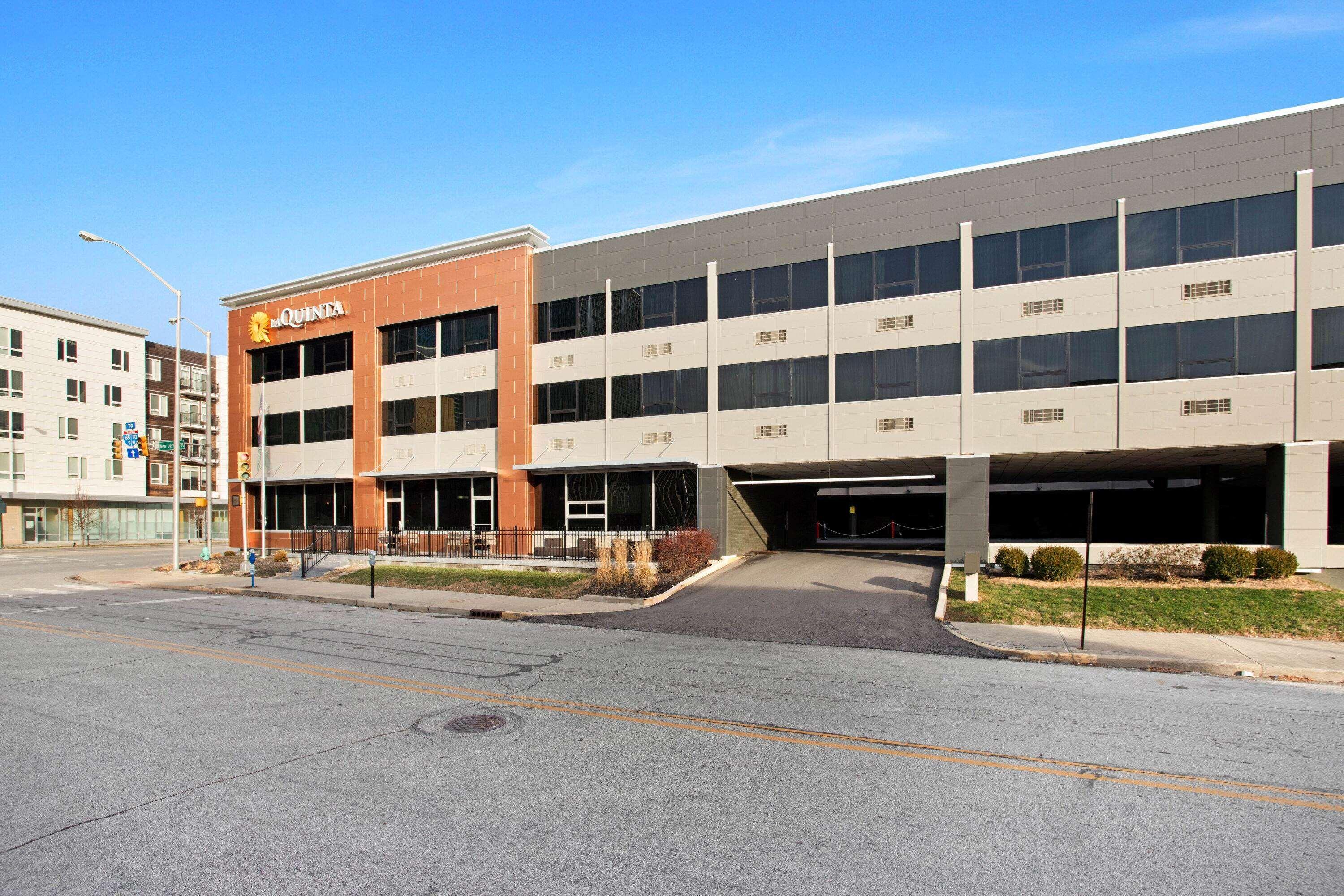 La Quinta Inn & Suites By Wyndham Indianapolis Downtown Exterior photo