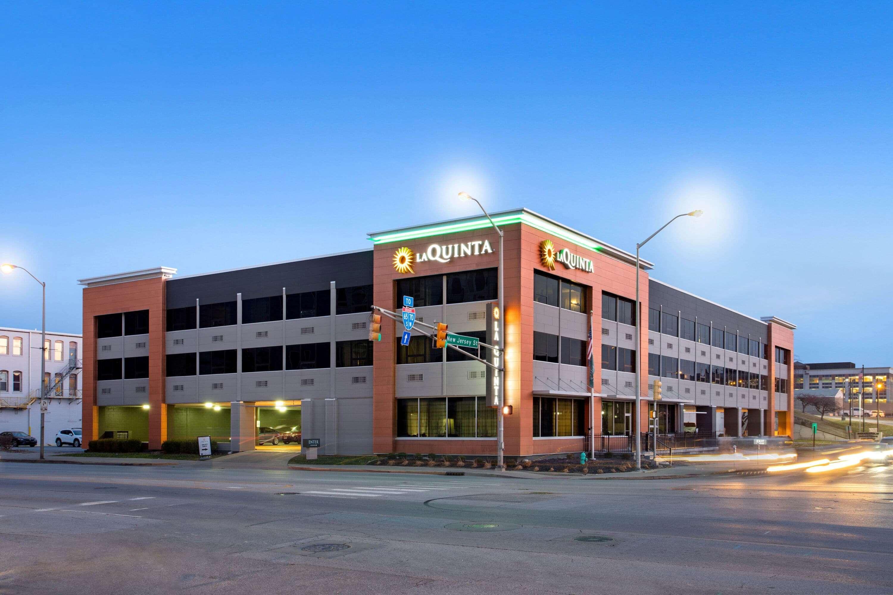 La Quinta Inn & Suites By Wyndham Indianapolis Downtown Exterior photo