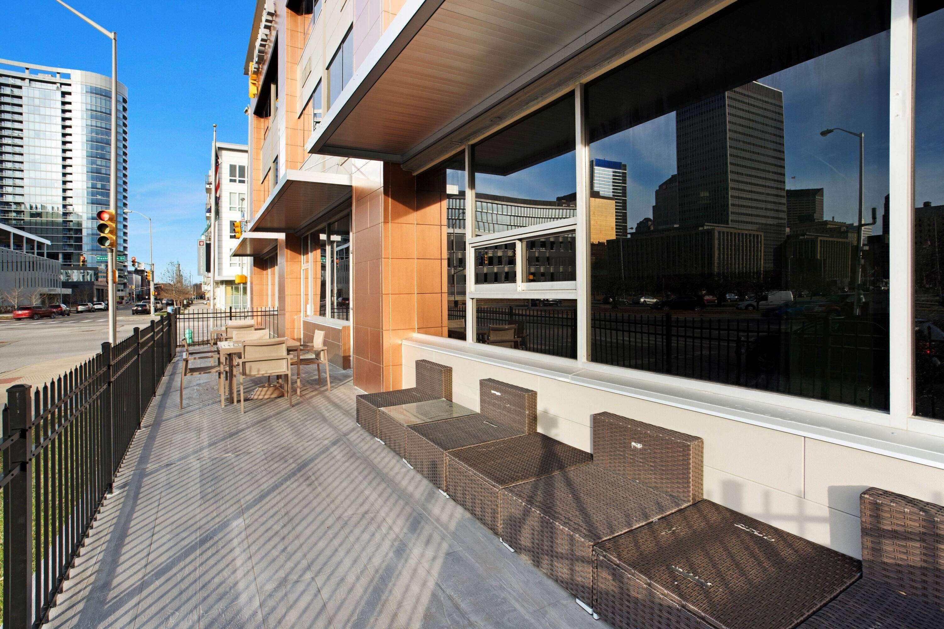 La Quinta Inn & Suites By Wyndham Indianapolis Downtown Exterior photo